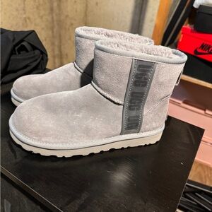 Uggs for sale!! get ready for fall & winter🤍 
worn for only a couple hours